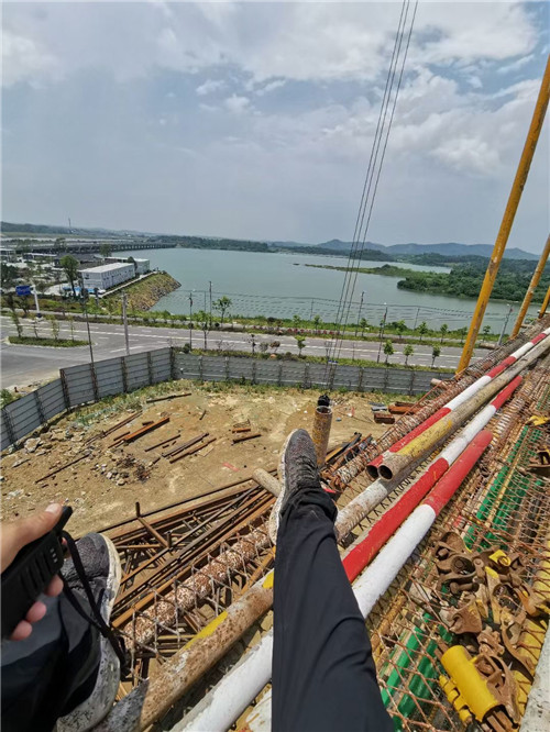 汇川区作业中发生设备损坏或人员意外，责任怎么划分？